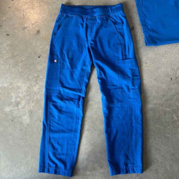 2 Full set of small FIGS scrubs with extra third scrub top - Picture 3 of 4